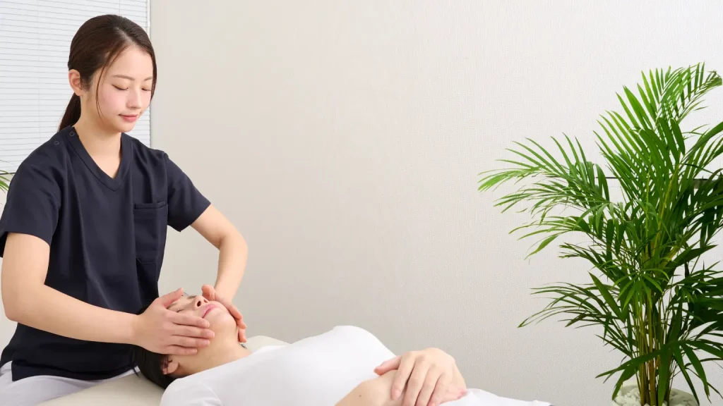 小顔矯正専門サロン美.designの清潔感あふれる施術風景と店内の様子